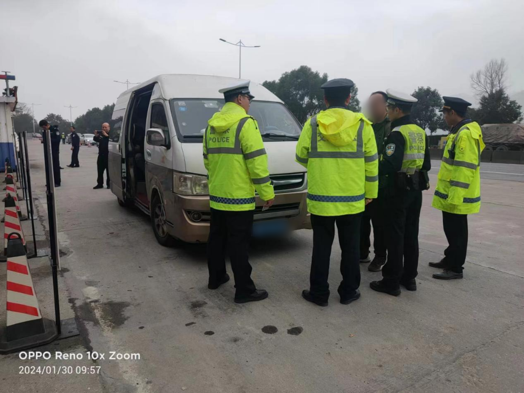 春运动态丨执法检查白黑护航春运不惧累转自肇庆市交通运输局