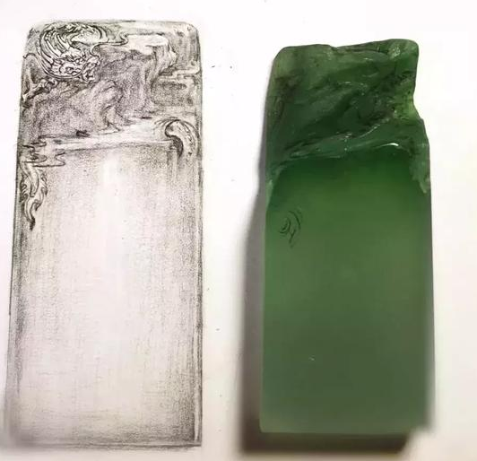 颜色层次分明的冰种翡翠片料，龙牌挂件前有神龙后有佛陀，简约却