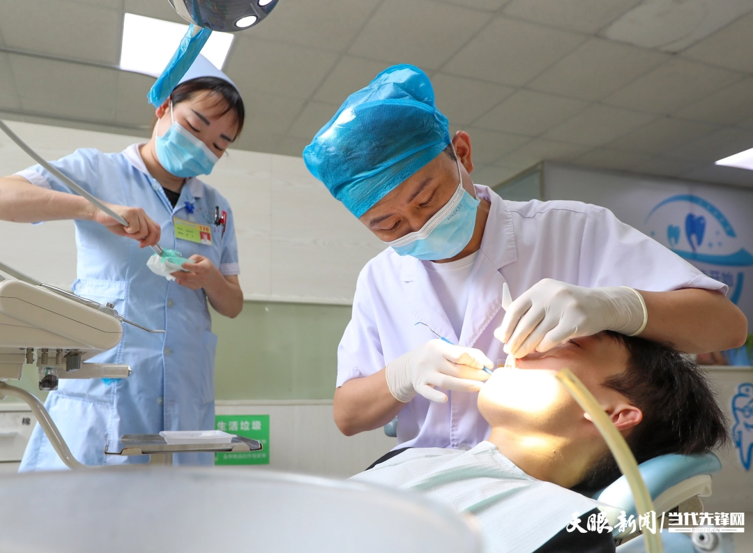 玉屏侗族自治县人民医院口腔科，一名医生正在工作。.JPG