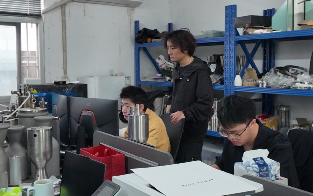 卢驭龙和他的伙伴在工作室。