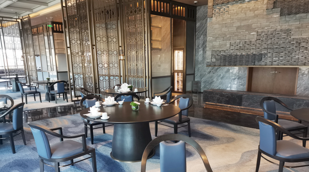 海天大酒店裙楼设置屋顶花园,花园规划"梵高的星空"观景台,入夜后可以