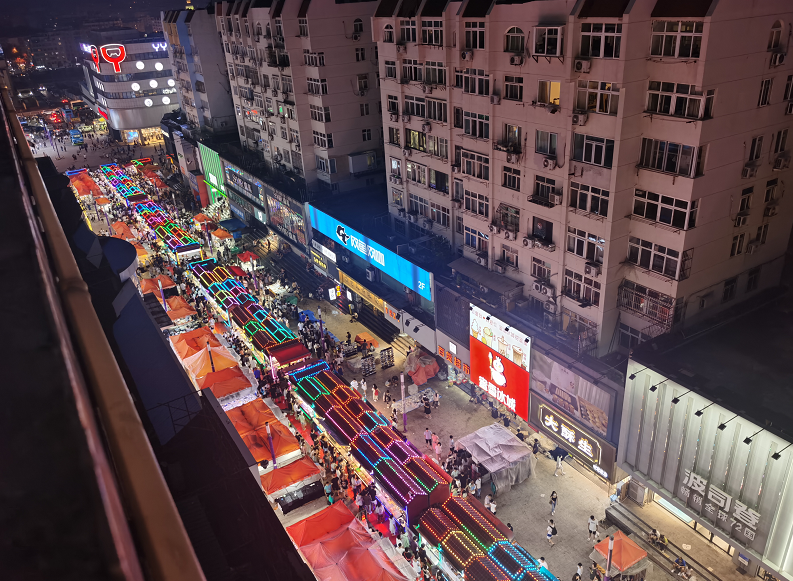 餐車外立面張貼了國潮風宣傳畫.和興路的臺東小吃街遊人如織.