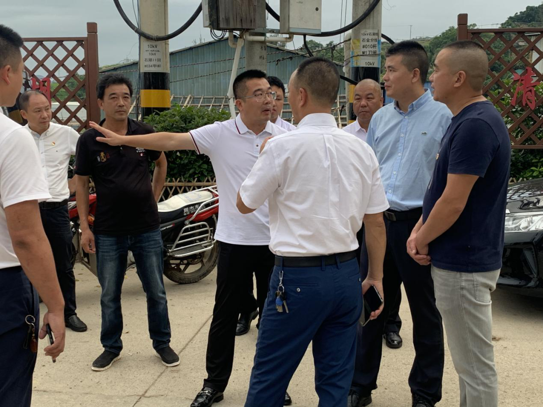 656月24日,县委副书记陈向汉到下浒镇调研乡村振