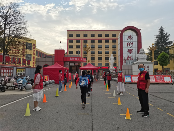 临颍南街学校大力开展师德师风建设工作学校精神面貌焕然一新