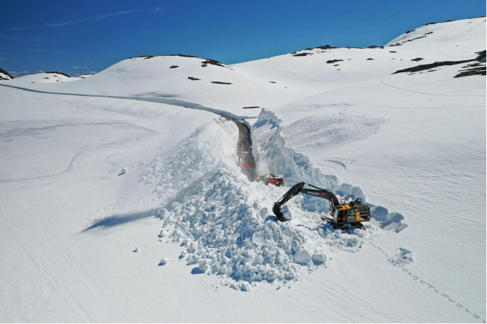 五顏六色：小馬奔騰 | 中國「死海」 | 挖掘機開雪道 旅遊 第5張