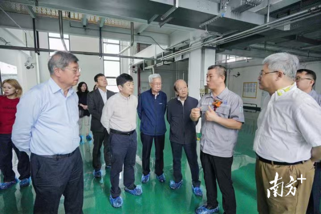 李晗向嘉宾介绍清荷科技相关技术。
