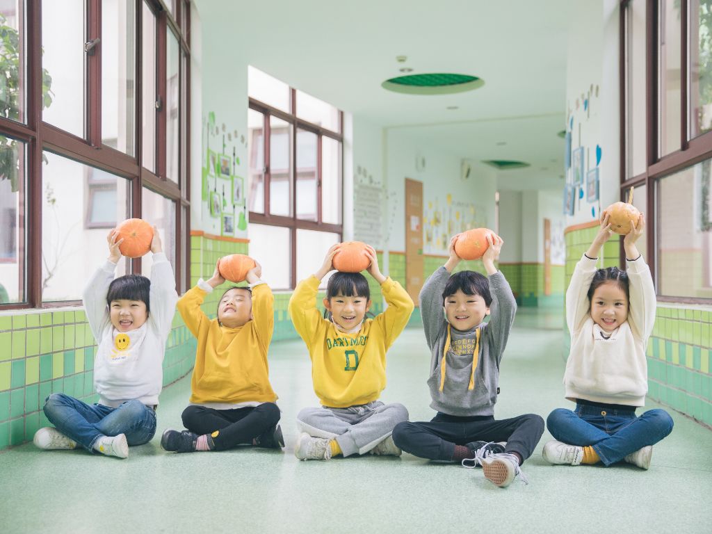 幼稚園餐盤突現不明異物，園長聲稱無公害，這樣餐食太過原生態 親子 第2張