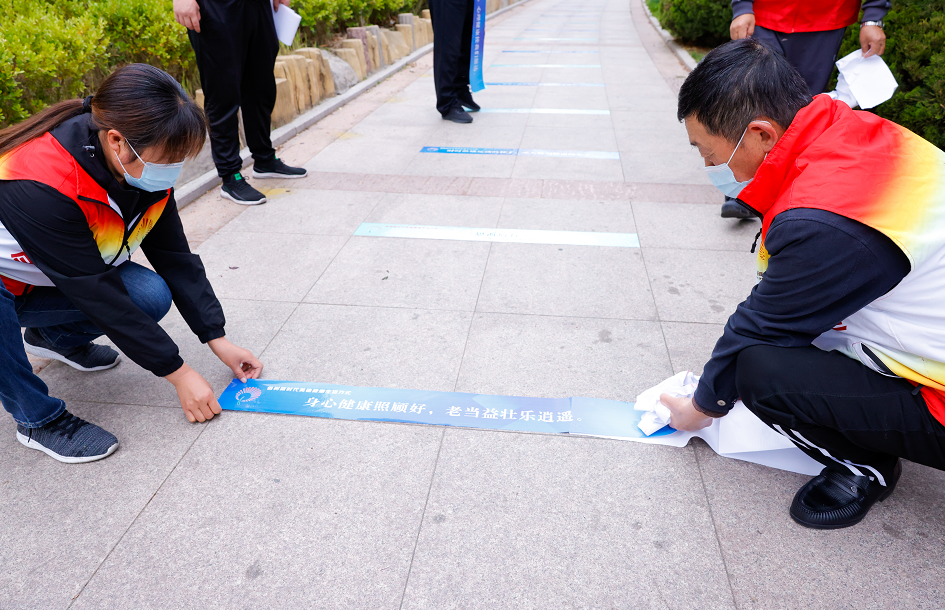 美德健康生活创意一米线让核酸检测群众大开眼界