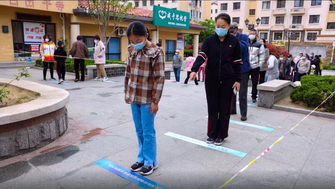 创意一米线让核酸检测群众大开眼界