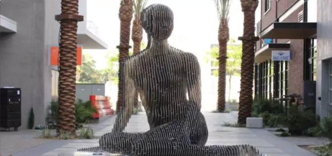 加州棕榈泉的这个不锈钢雕塑，震撼你我