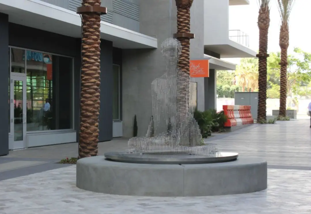 加州棕榈泉的这个不锈钢雕塑，震撼你我