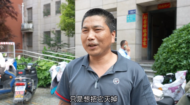 事发昆山一小区!这顺丰小哥火了