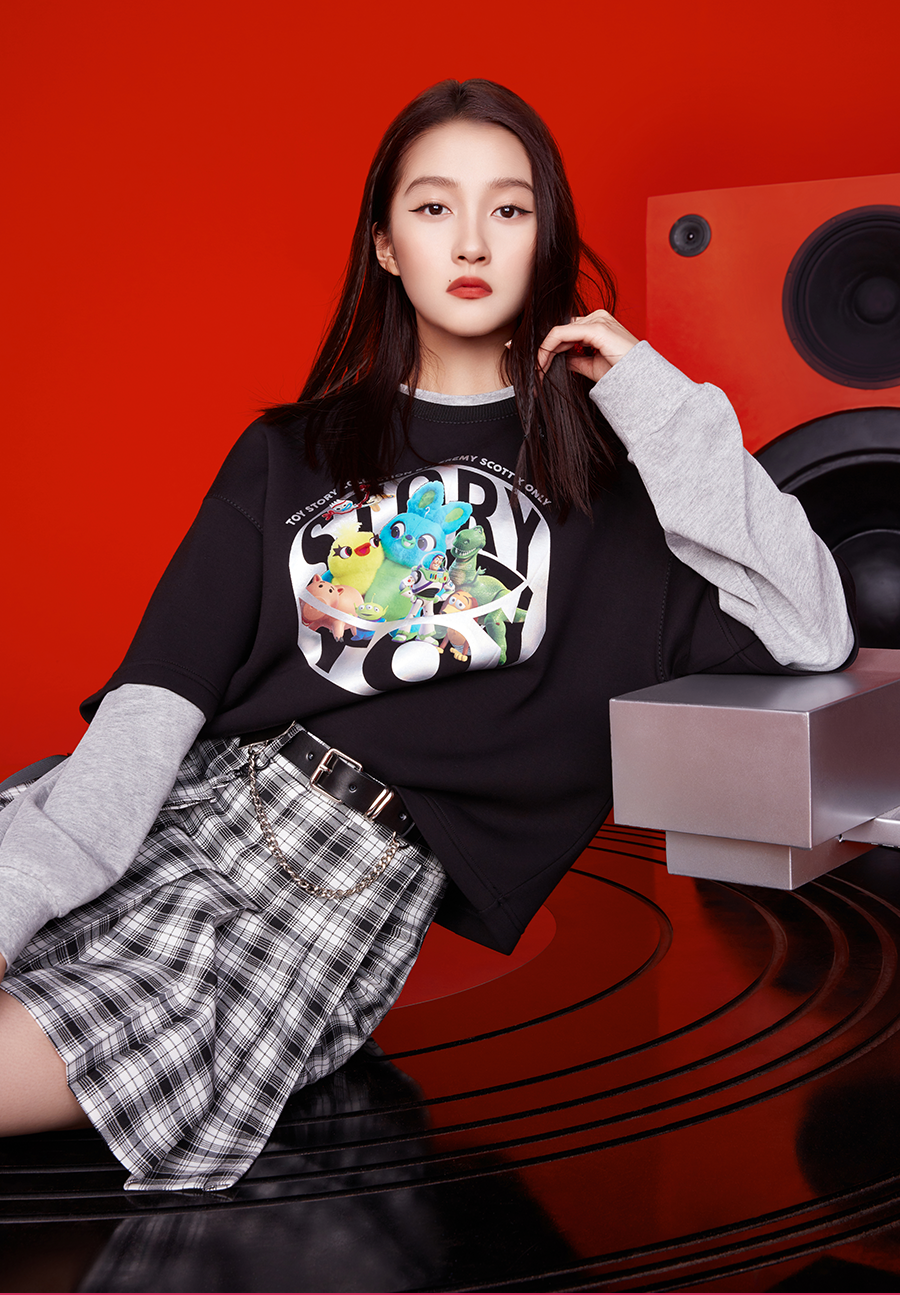 only即刻预约直播间关晓彤对话设计师jeremyscott发布联名玩具总动员