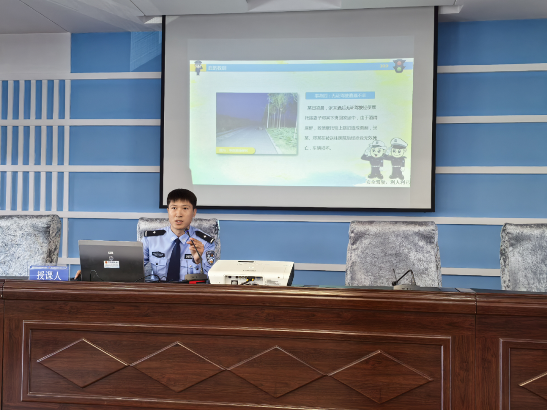 安全防线,近日,大庆市公安局龙凤分局组织开展交通安全主题宣传活动