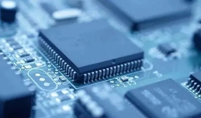 今年一季度，中國集成電路產量與進出口總量雙雙下滑的圖2