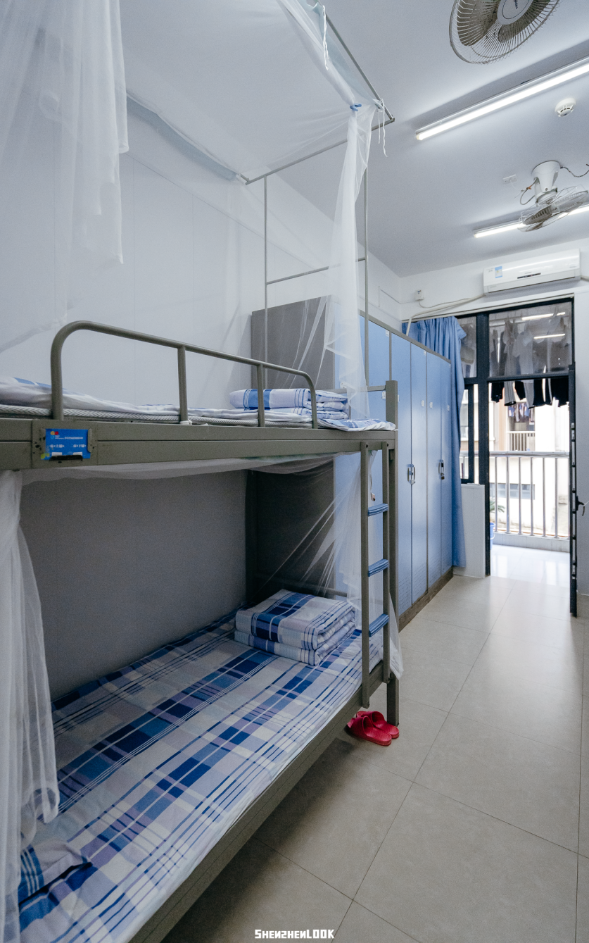 男生公寓拿云居,女生公寓蕙风阁,宿舍环境优美,设施一流,6人一间,24