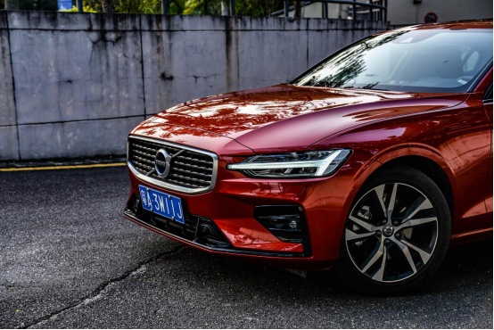 250匹马力65s破百百公里油耗仅需71l沃尔沃s