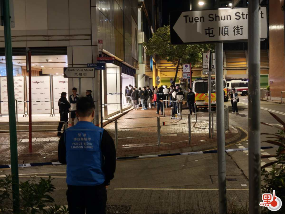 1月15日晚，一男子持刀劫持人质，两名警员开枪，香港警方正在调查。图源：香港点新闻