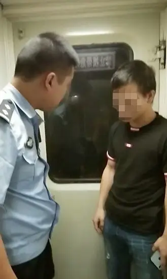 大学生火车上猥亵9岁女童被拘，事前曾看黄片（图） - 1