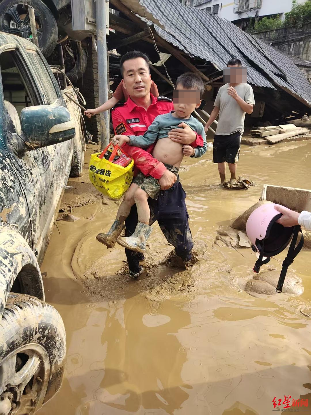 榕江最大商场被淹