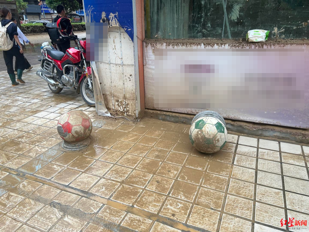 榕江最大商场被淹
