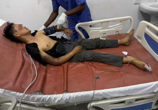 ▲被送往医院接受救治的曾先生