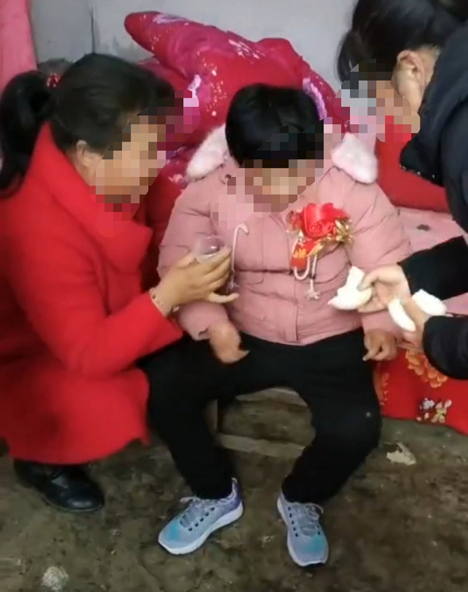 55岁老汉娶20岁智障女孩：我希望有个孩子，等不起了