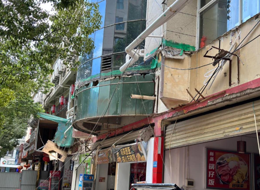 昆明广告牌坠落致3死7伤，或年久失修！目击者：大广告牌坠落砸中一排底商招牌