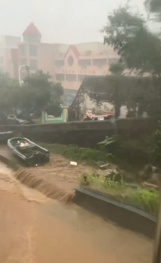 台风“桦加沙”在广东海陵岛登陆，现场视频：渔排剧烈摇晃、临街商铺一层已有一半在水中；当地居民：大风吹到耳鸣