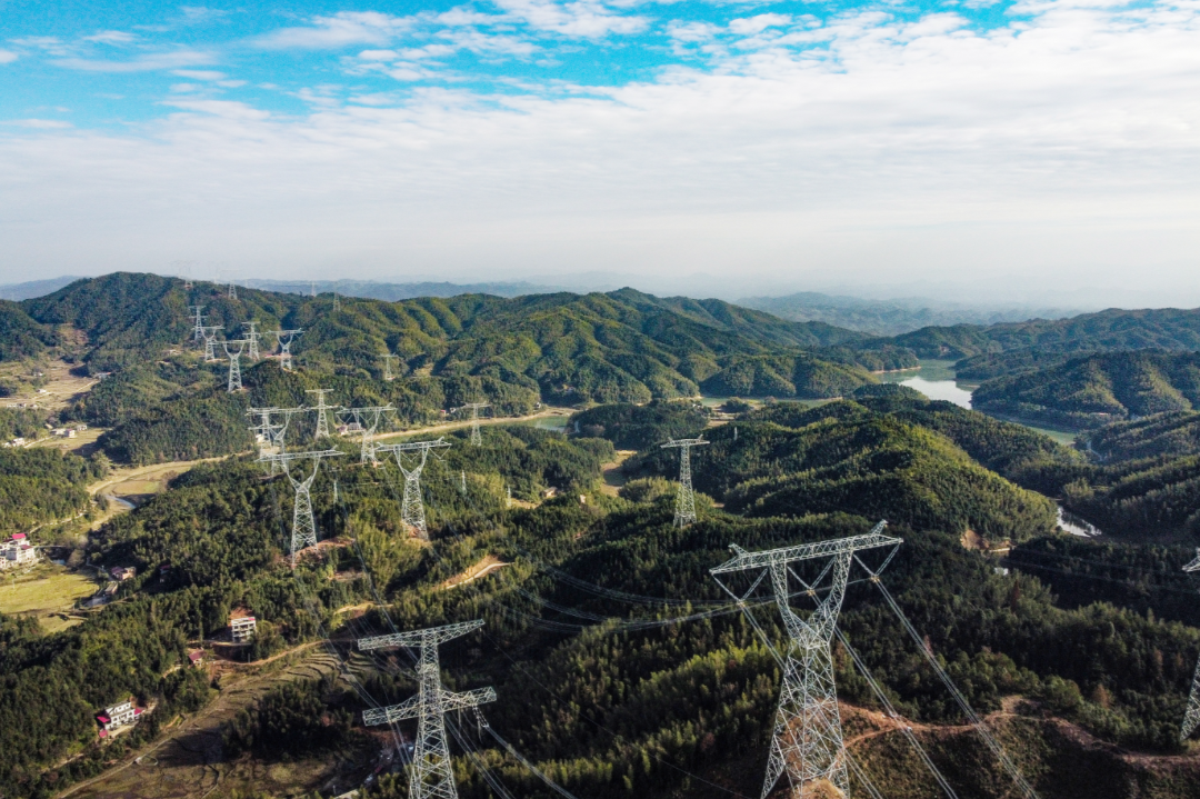 拧下大号螺丝钉几十万伏的电塔也站得稳稳的