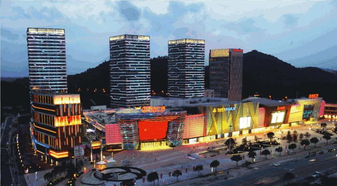 广州增城【金时花园】160~180㎡，四层联排大别墅，28万方畔山英伦墅级庄园。