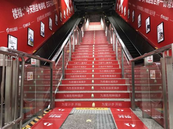 同样是地铁广告,你看看人家!