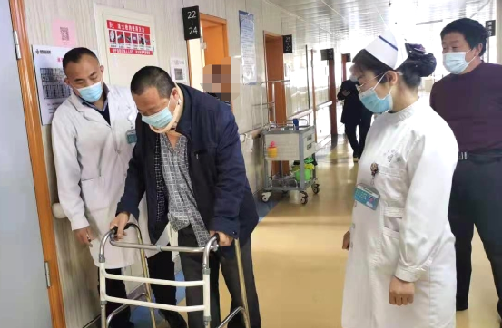 20天，他从瘫痪在床到站立行走……