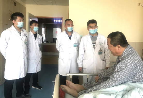 20天，他从瘫痪在床到站立行走……