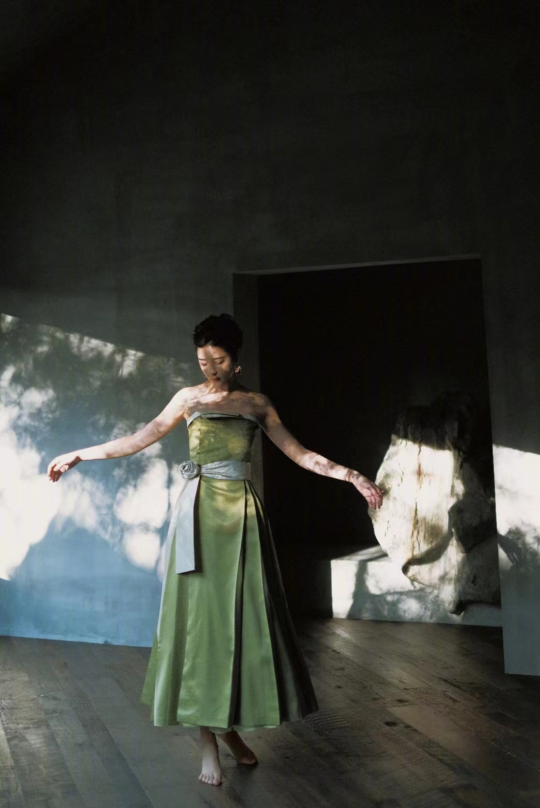 堵不如疏：张译穿马面裙男穿女装争议如何解决？杨幂徐娇娄艺潇都在穿……