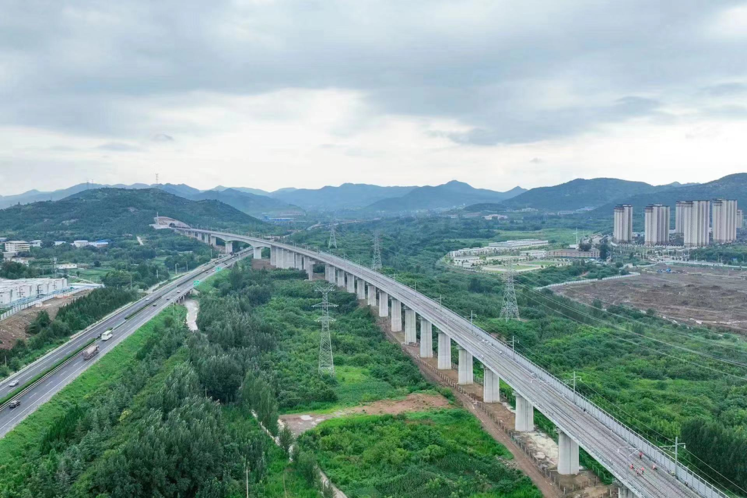 济莱高铁是山东省会济南"米字型"高铁网的重要组成部分,该段铁路通过