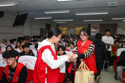 牛牛游戏开展健康科普讲座暨无偿献血志愿服务队授旗仪式