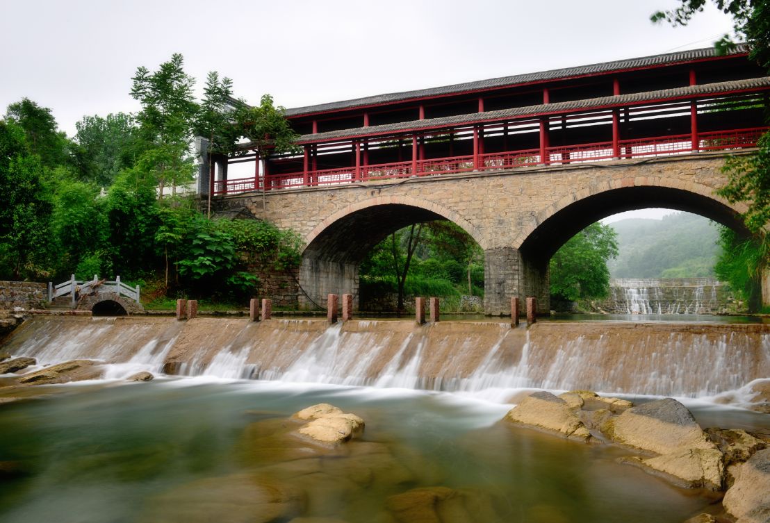 黄林桥瀑布黄林桥村,因村北红岩河上面一座数百年历史的古桥而得名