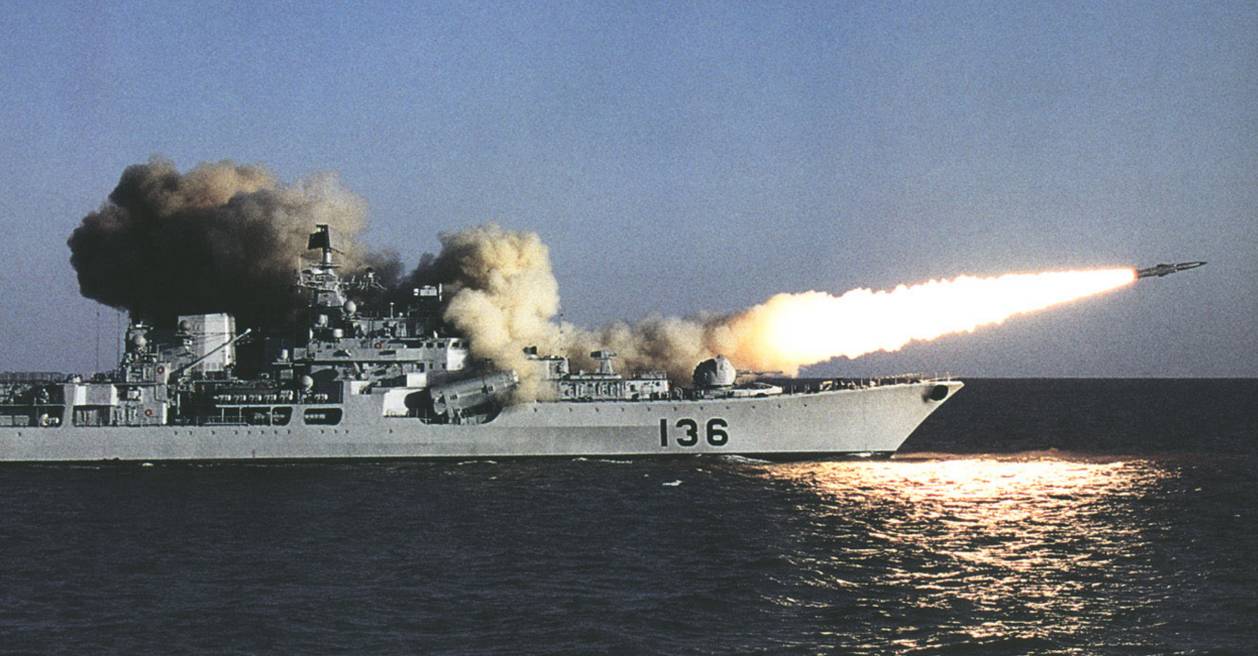 "杭州"号发射反舰导弹