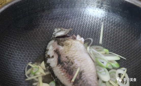 豆腐鲫鱼汤怎么做才好吃_豆腐鲫鱼汤做法正确视频_鲫鱼豆腐汤的正确做法