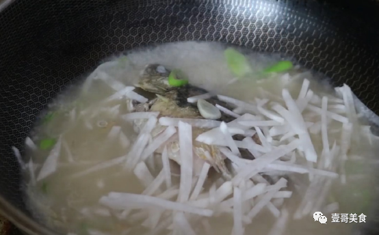 鲫鱼豆腐汤的正确做法_豆腐鲫鱼汤做法正确视频_豆腐鲫鱼汤怎么做才好吃