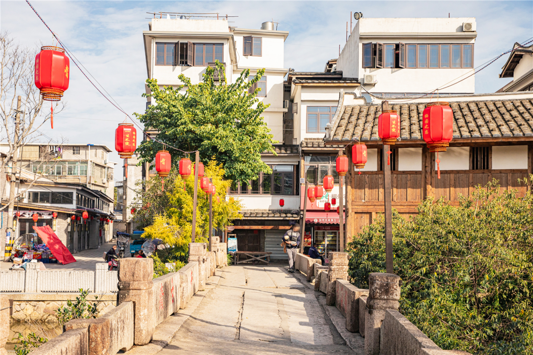 此桥便是建于宋元祐四年(1089年)的午桥,因为有五个水门,又称"五门桥"