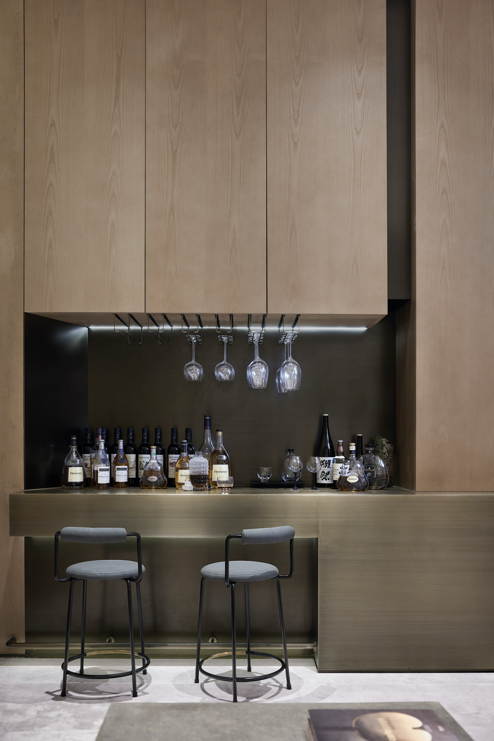 会客厅的边缘勾勒出一块酒吧区域,其色彩与客厅相得益彰,形成一种互补
