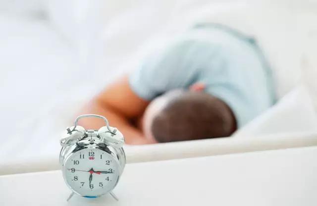 湿发睡觉伤发又伤身！可别这样了