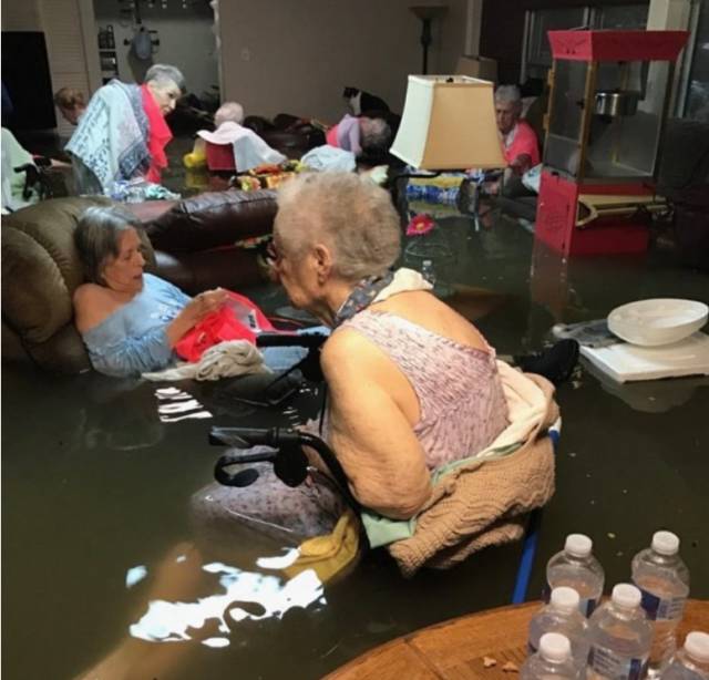 680万人受灾！德州3万人前往避难所 休斯敦数千人被困屋顶(图) ... ...