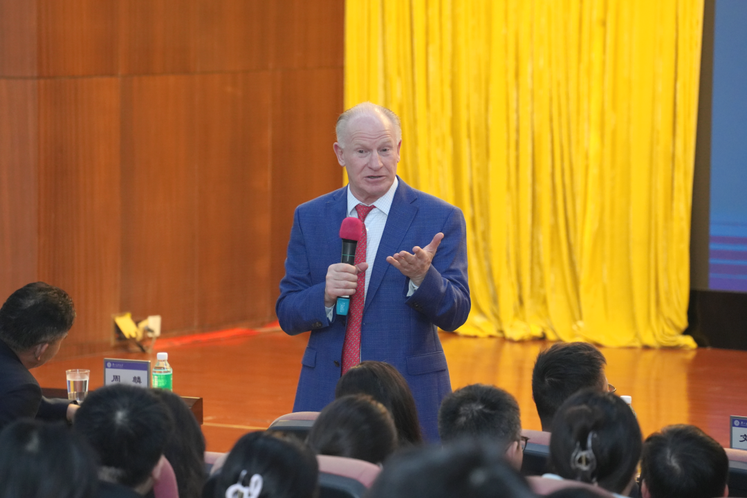 约翰·艾德勒教授在广医讲学