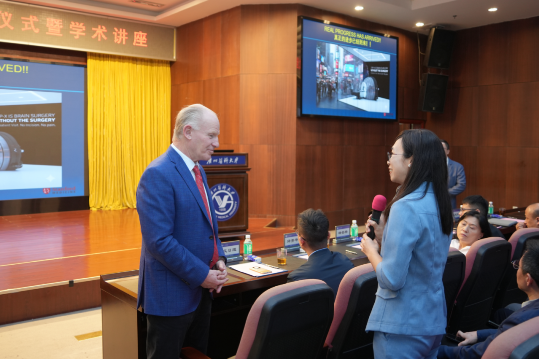 约翰·艾德勒教授与听众互动