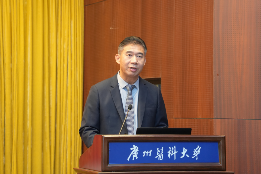 副校长周麟宣读聘任文件