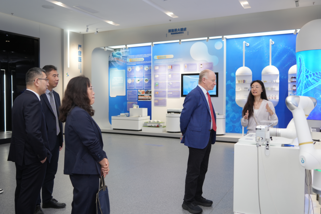 约翰·艾德勒教授参观广医科技成果转化展厅