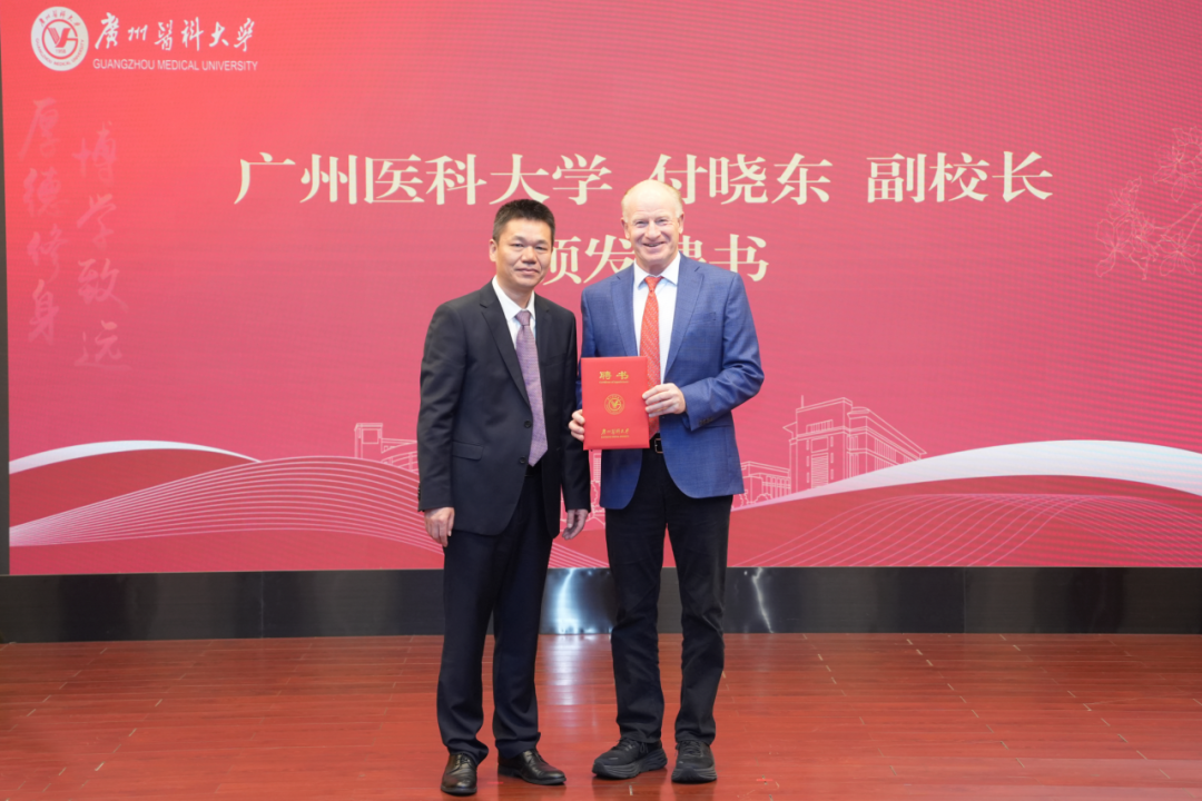 副校长付晓东为约翰·艾德勒教授颁发客座教授聘任证书